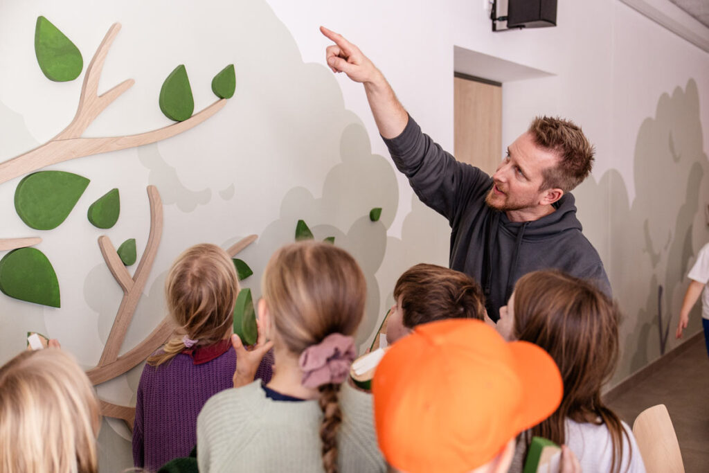 Kinder entdecken gemeinsam mit einem externen Lernpartner neue Inhalte im kooperativen Schulleben der katholischen Grundschule Celle.