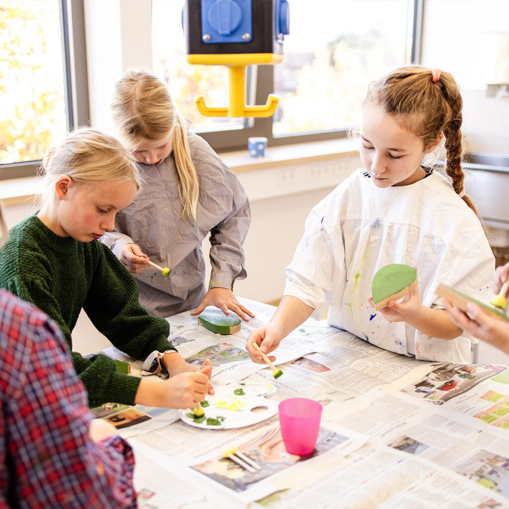 Kinder gestalten gemeinsam ein kreatives Kunstprojekt in der katholischen Grundschule Celle.