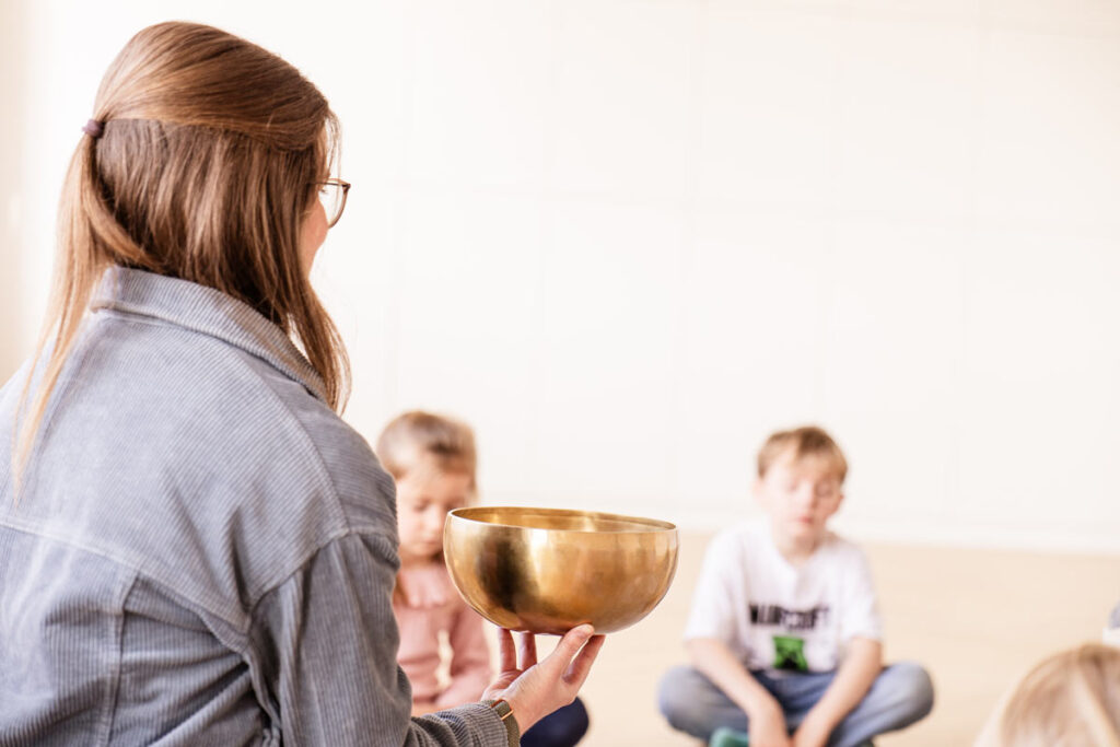Kinder erleben kirchliche Rituale und gelebte christliche Werte im Morgenkreis der katholischen Grundschule Celle.