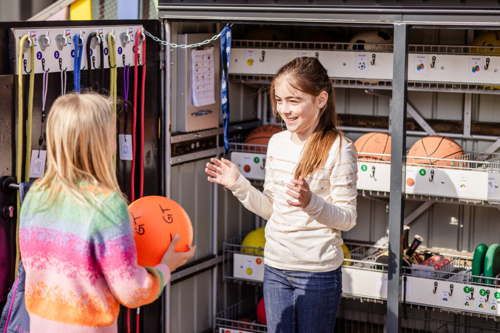 Kinder übernehmen Verantwortung für Spiel- und Bewegungsmaterial im Schulalltag der katholischen Grundschule Celle.