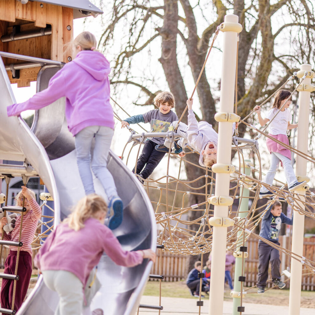 Kinder erleben gemeinsames und selbstständiges Lernen mit Bewegung und Freude im Bildungskonzept der katholischen Grundschule Celle.