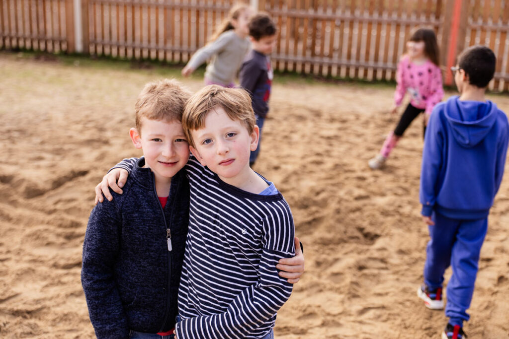 Kinder erleben Gemeinschaft und soziales Lernen auf dem Schulhof der katholischen Grundschule Celle.