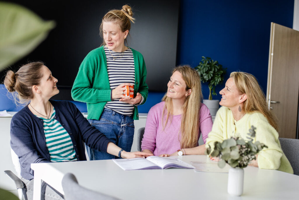 Lehrerkräfte und Schulleitung der katholischen Grundschule Celle im Teammeeting.