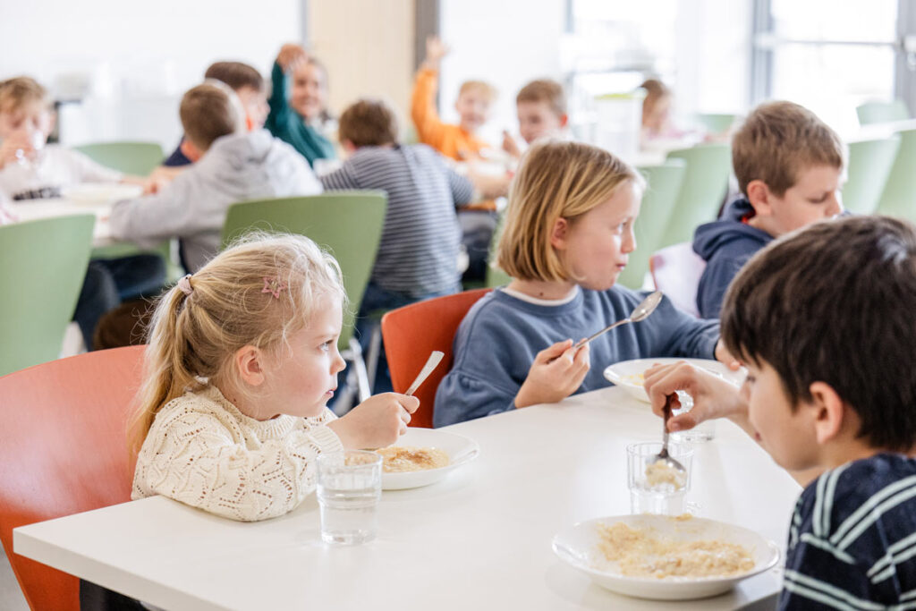 Kinder essen gemeinsam in der Mensa der katholischen Grundschule Celle.