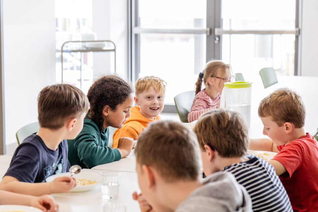 Gemeinsame Mahlzeiten und Begegnungen stärken das Schulleben der katholischen Grundschule Celle.