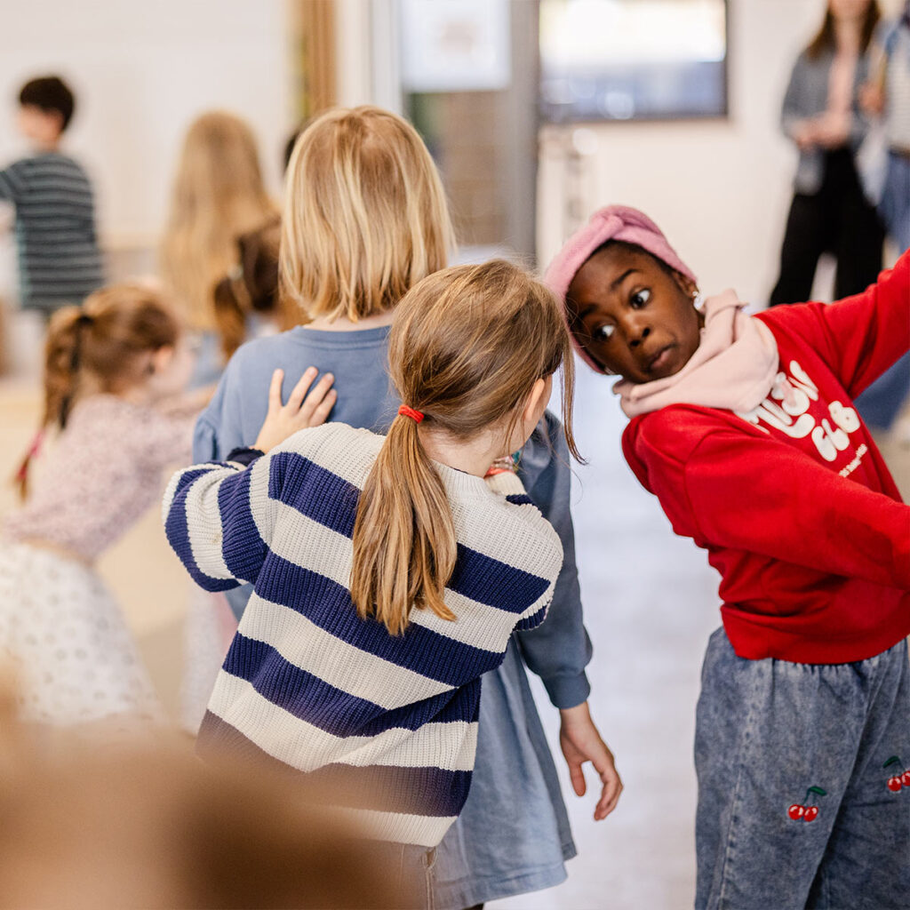 Kinder erleben Gemeinschaft und Bewegung im lebendigen Schulleben der katholischen Grundschule Celle.