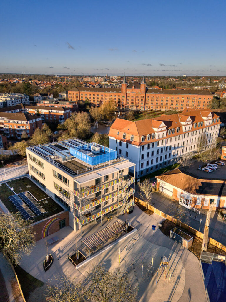 Katholische Grundschule Celle in zentraler Lage mit modernem Schulcampus und großzügigem Außenbereich.